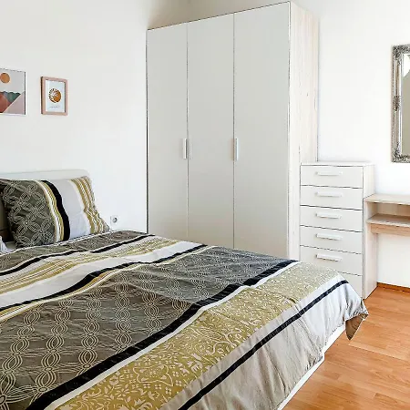 Tena With Private Parking Apartment Pula