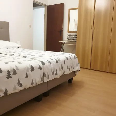 Tena With Private Parking Apartment Pula