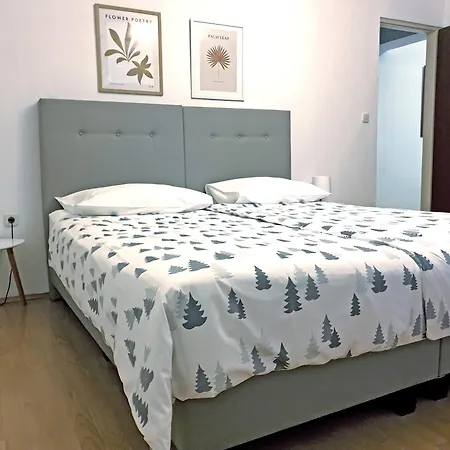 Tena With Private Parking Apartment Pula