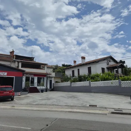 Tena With Private Parking * 풀라