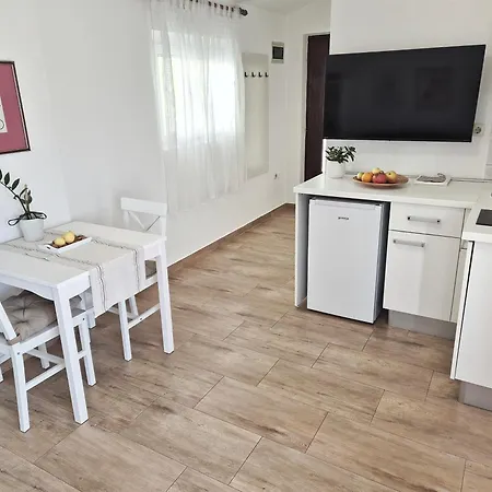 Apartment Tena With Private Parking Pula