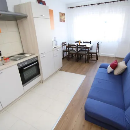 Tena With Private Parking Apartment Pula
