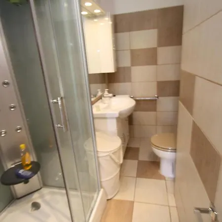 Tena With Private Parking Apartment Pula