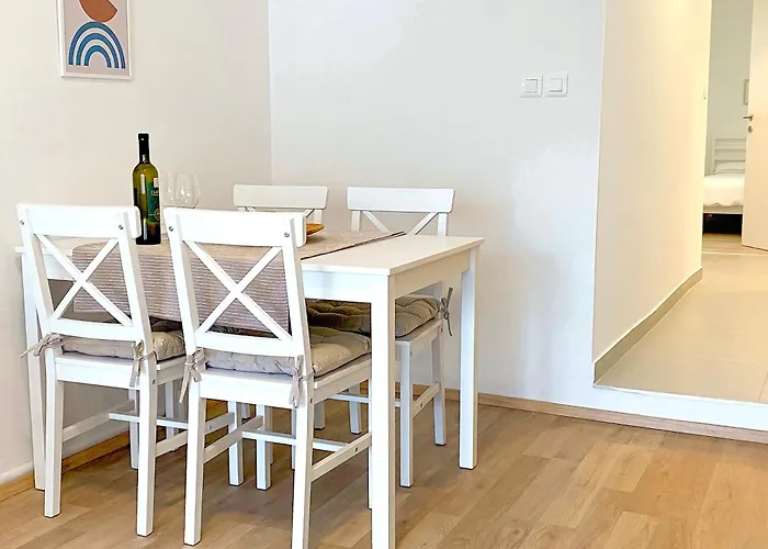 Tena With Private Parking 아파트