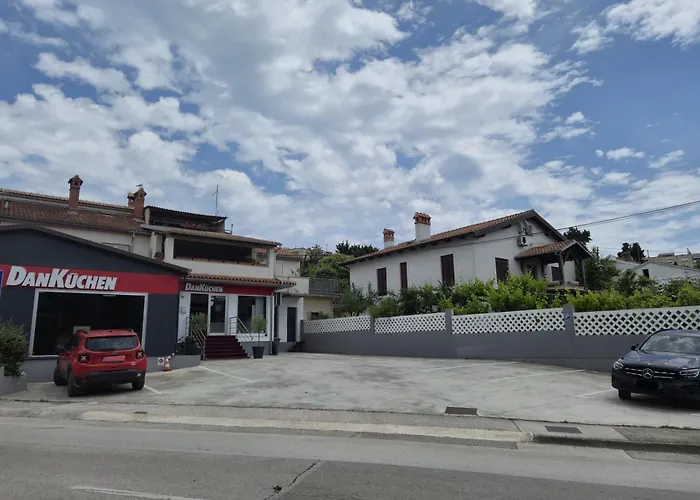 Tena With Private Parking * 풀라