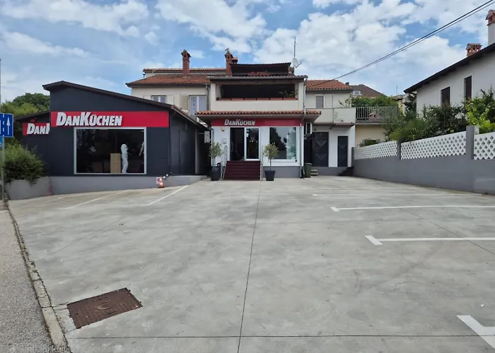 Tena With Private Parking Daire