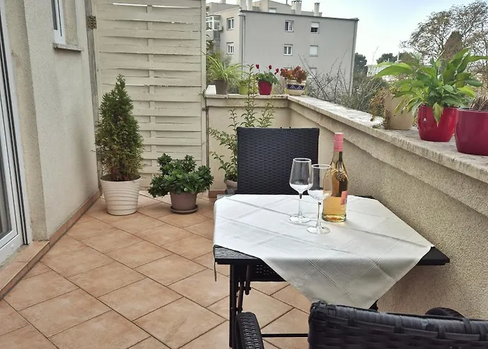 Tena With Private Parking Daire *