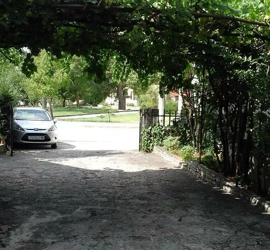 Tena With Private Parking Daire