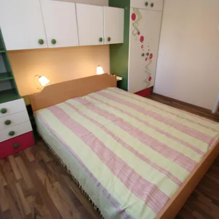 Tena With Private Parking Apartament Pula