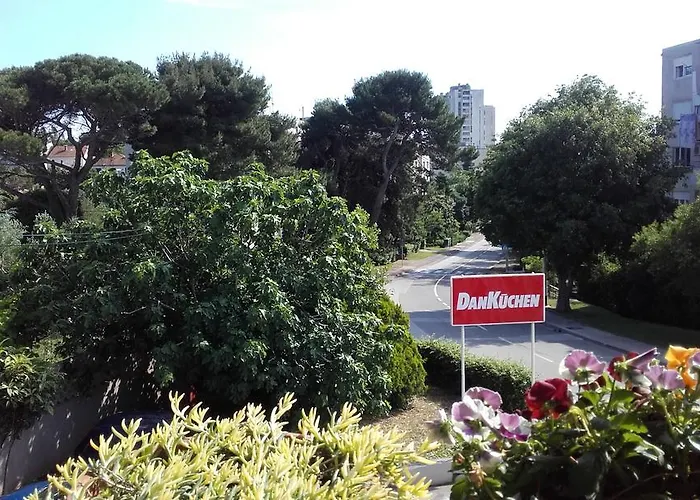 Tena With Private Parking Apartman