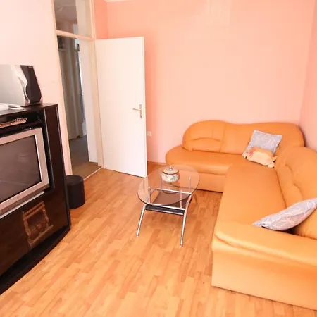 アパート Tena With Private Parking プーラ